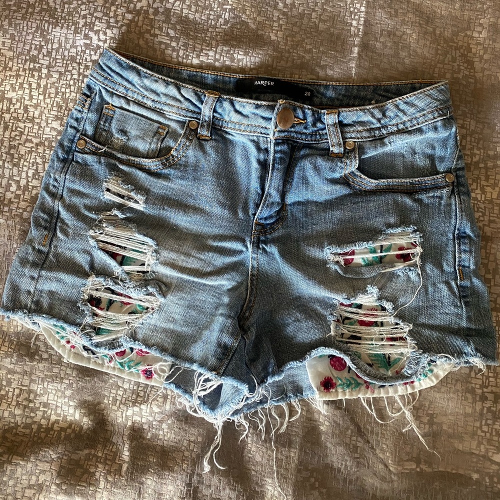Cutoff jean shorts with embroidered pockets